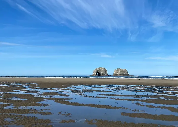 Rockaway Beach Vibes,Waterfront Oceanfront Rockaway Beach House Near Downtown,Wifi, Washer Dryer